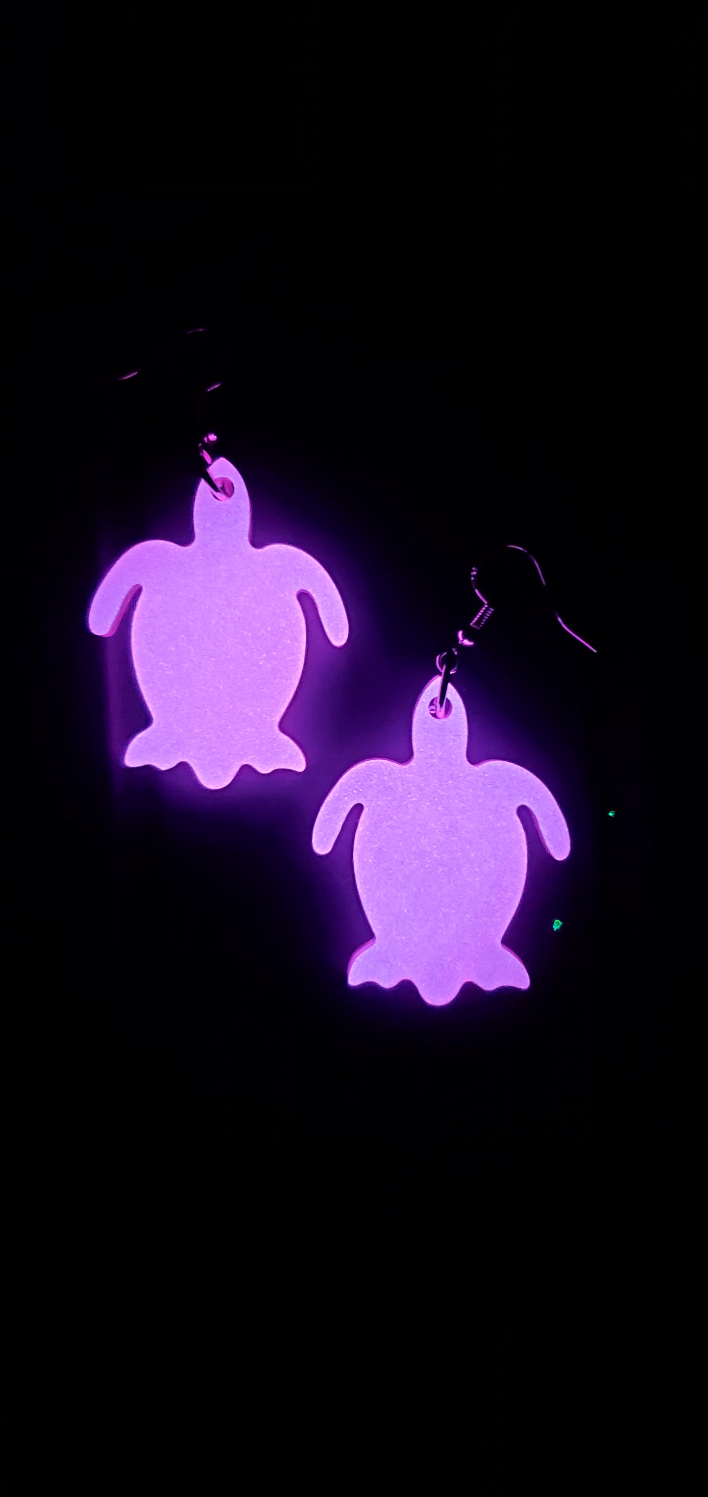 Turtle earrings (pink glow)