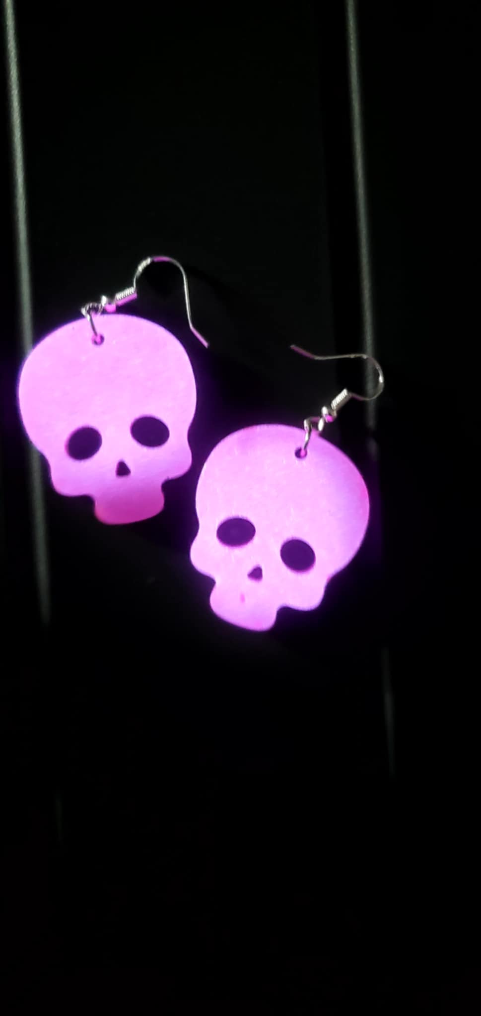 Skull earrings (pink glow)